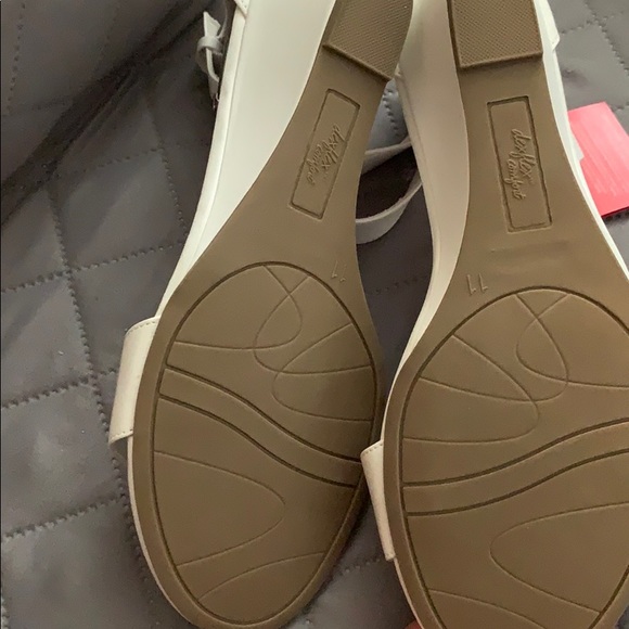 Cute white wedges - Picture 4 of 4